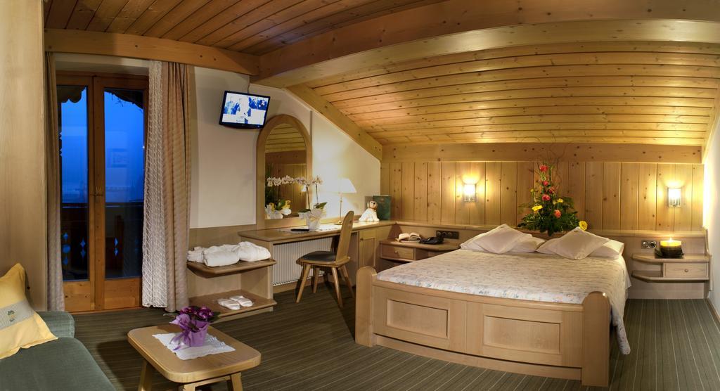 Hotel Ladinia Dolomites View Pozza di Fassa Rom bilde