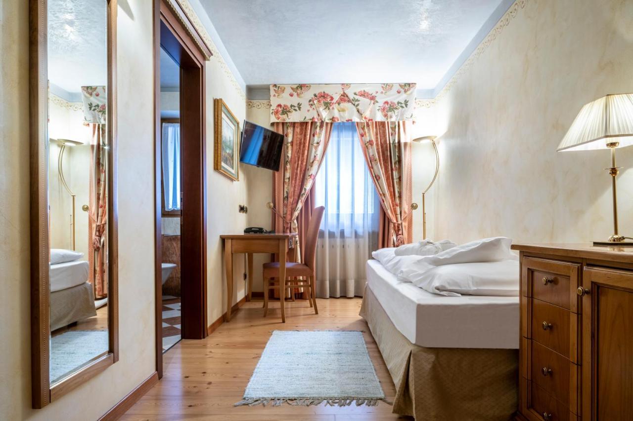 Hotel Ladinia Dolomites View Pozza di Fassa Eksteriør bilde
