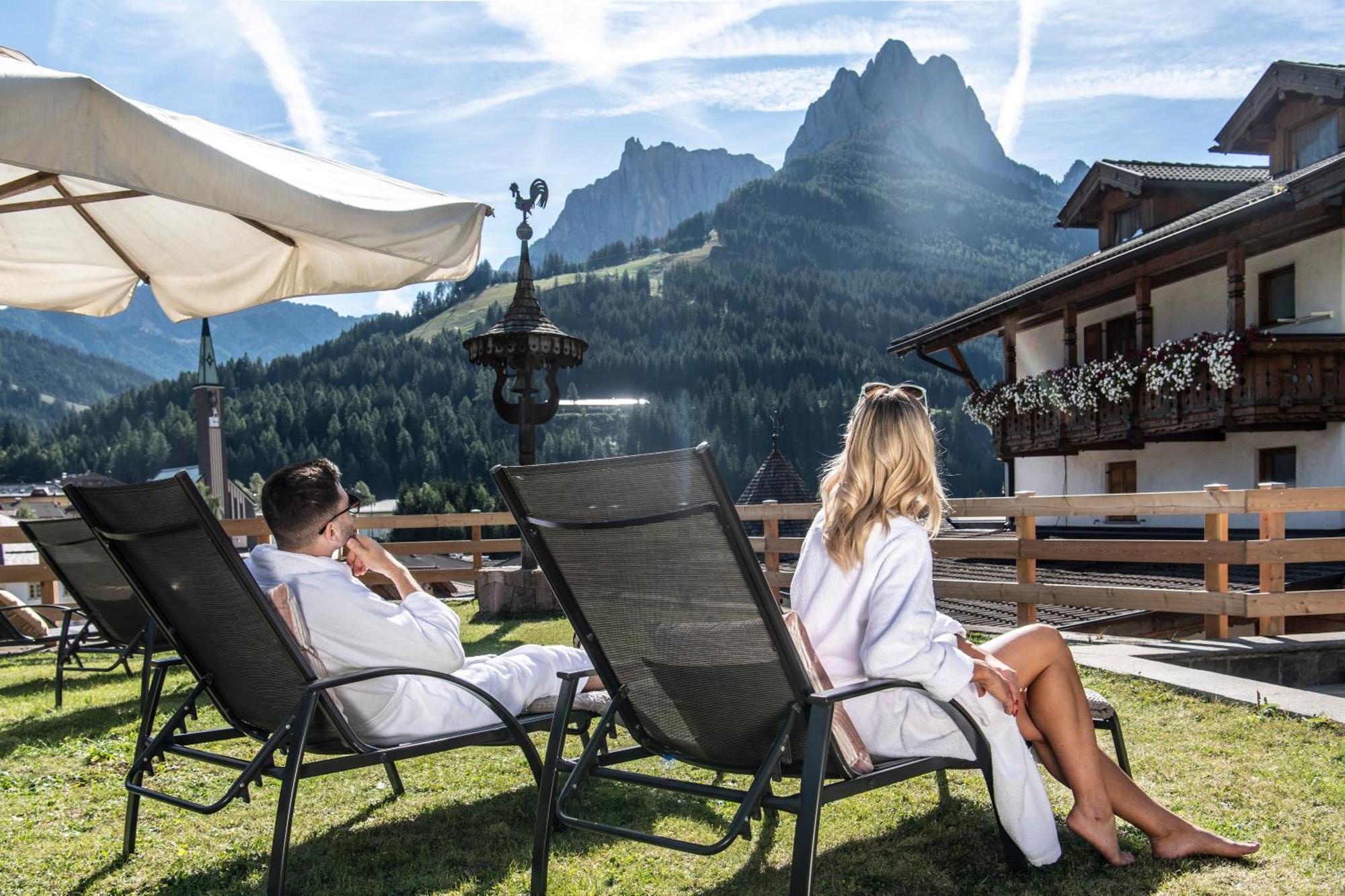 Hotel Ladinia Dolomites View Pozza di Fassa Eksteriør bilde