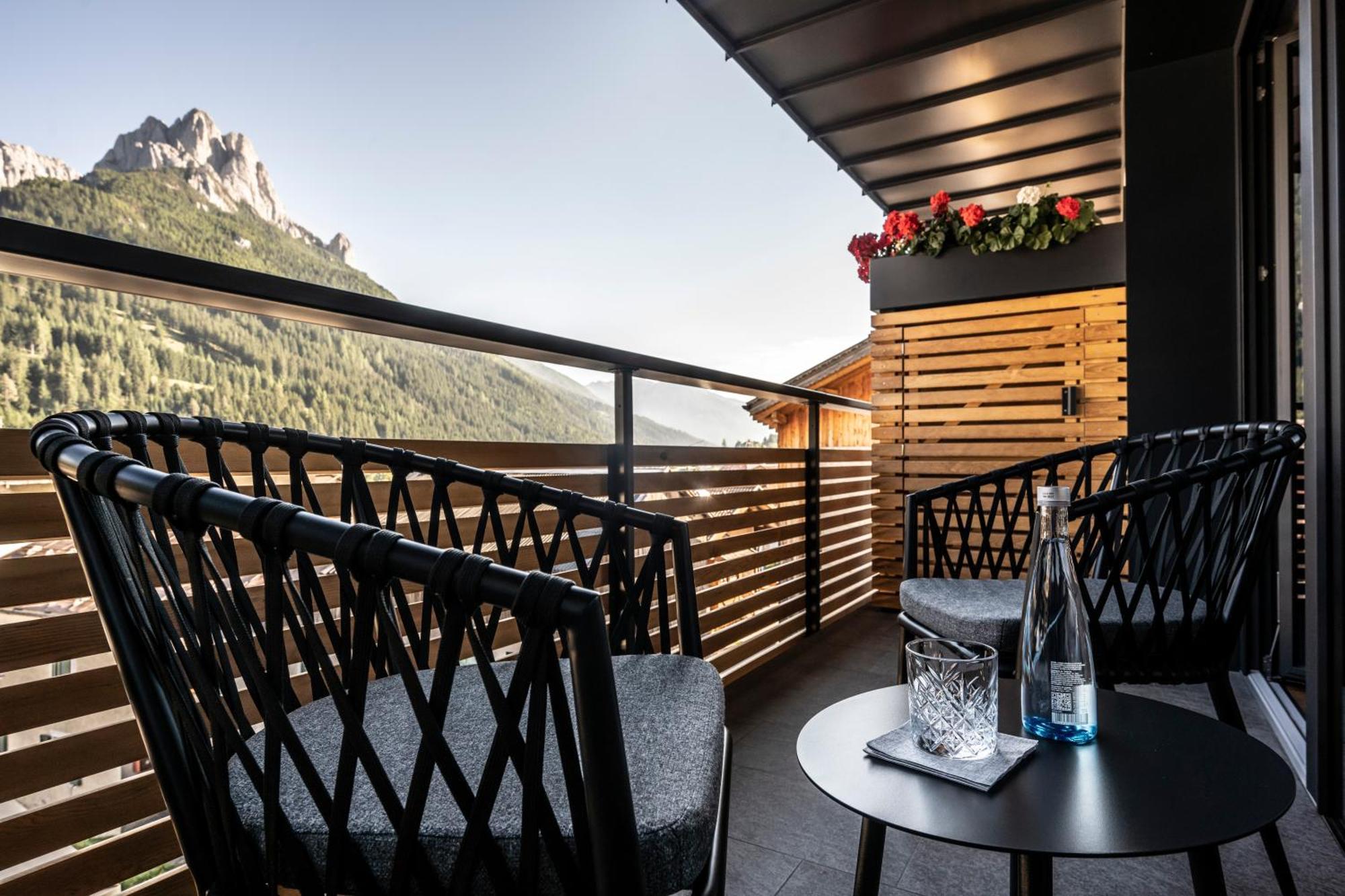 Hotel Ladinia Dolomites View Pozza di Fassa Eksteriør bilde