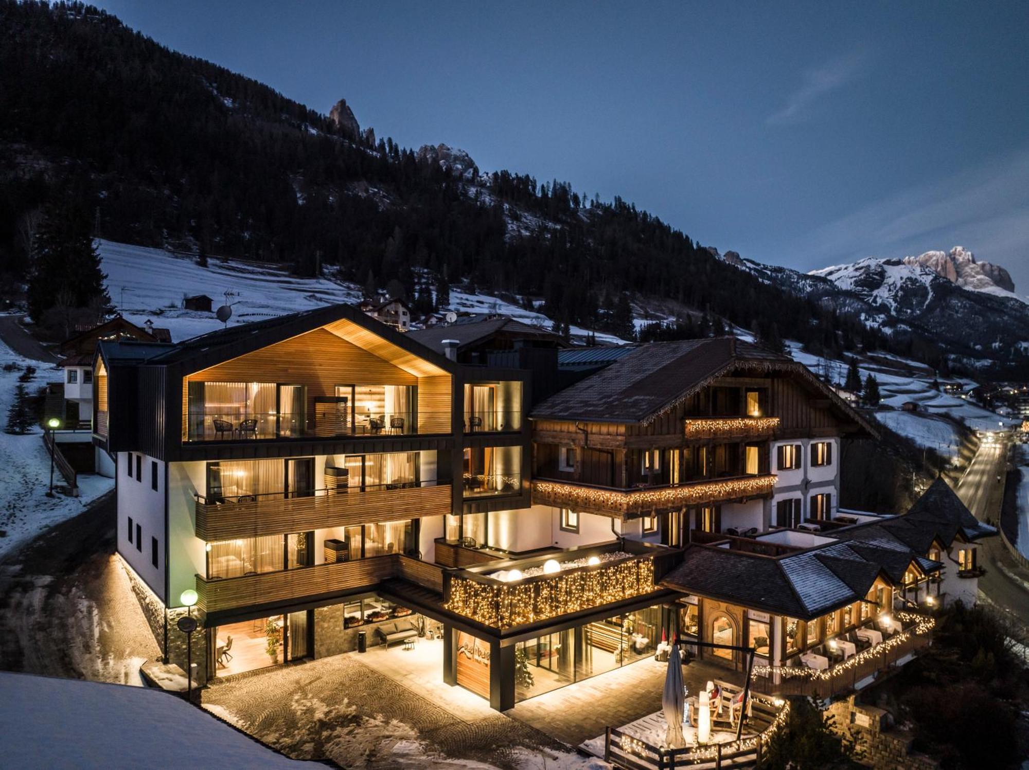 Hotel Ladinia Dolomites View Pozza di Fassa Eksteriør bilde
