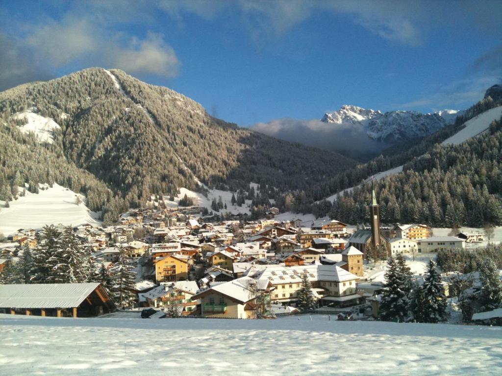 Hotel Ladinia Dolomites View Pozza di Fassa Eksteriør bilde